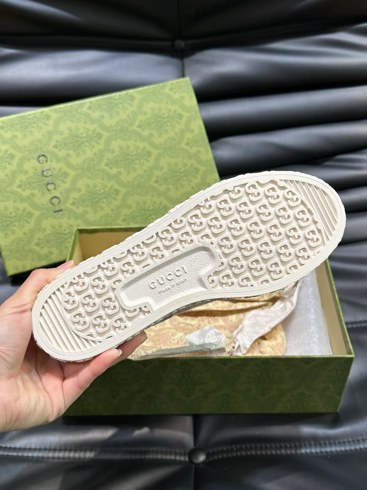 Men's shoes 💰p380 "GUCC*" Couple style 👫 lace-up canvas sneakers, crafted from light blue GG denim fabric, showing uniqueness. Classic details such as the GG printed embossed outsole, interlocking G and "Gucci" embroidery add to the glamorous style. Privately-made T men's shoes 💰pU original outsole, with exquisite details, impeccable fit, and a flat toe that has a retro feel! Customized canvas, classic double G logo, and the spring and summer color combinations are also very interesting! Size: Female 35-39. Male 38-44